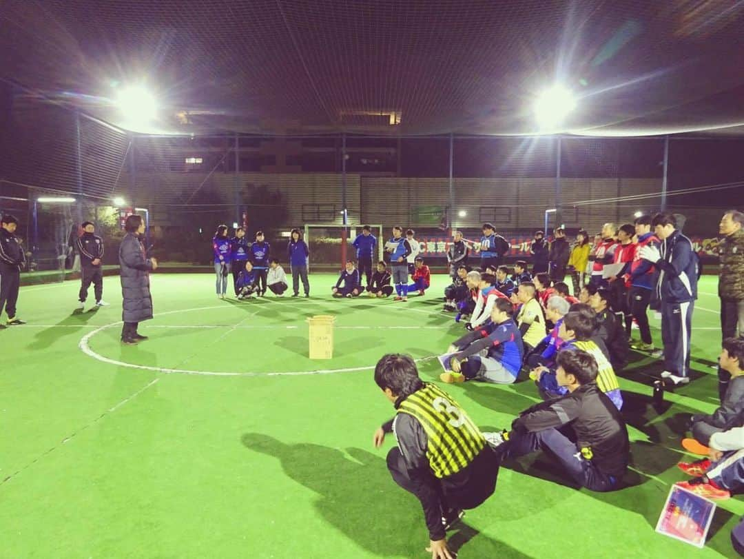 石川直宏さんのインスタグラム写真 - (石川直宏Instagram)「毎年恒例となっている「FC東京 おとなのサッカー・フットサル教室」の交流会がFC東京パーク府中で行われ、MVPの表彰と挨拶をさせていただきました🤝  参加された皆さんはもちろんFC東京スタッフも皆笑顔で、とても良い雰囲気でした♪  今年こそはコンディションを上げて、皆さんとボールを蹴る機会を増やしたいと思います⚽️ お疲れ様でした🔵🔴 . #おとなのサッカー教室 #おとなのフットサル教室 #交流会 #fctokyo #FC東京 #tokyo #FC東京ファミリー #FC東京普及部 #fctokyoclubcommunicator  #FC東京クラブコミュニケーター #CC」1月12日 21時42分 - sgss.18