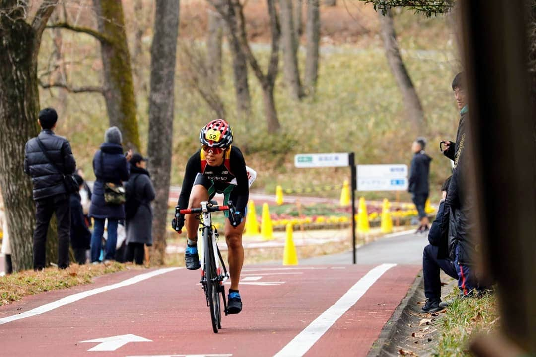 上田藍さんのインスタグラム写真 - (上田藍Instagram)「Today was a very fun day. 🏃🚲🏃🙌🎵 #duathlon #enjoy #smile😊 ・ :::::::::::::::::::::::::::::::::::::::::::::::::::::: ・ 今日とても充実した1日をすごしました☺️ 【カーフマン北関東ステージ】に出場したのですが、天気も良く、会場では沢山のかたから応援をいただきながら、フィニッシュラインまでスピードに乗せて追い込みながらも、ワクワクした気持ちで楽しく駆け抜けることができました🏃🚲🏃🙌🎵応援をありがとうございました🥰 ・ エリート女子の部では優勝💪😀。チームの部では二位となりました(最後の写真がチーム【稲毛インター】です🤩) ・ ちなみに８枚目の写真はエリート男子で優勝された深浦選手とのツーショットです📷✨お互いにカテゴリー最年長での優勝でした😊まだまだ進化し続けていけるように努力を継続していきます🍀 ・ #カーフマン北関東 #デュアスロン #駆け抜けました  #応援に感謝❤️ #happy🤗」1月12日 21時43分 - ai_love_tri