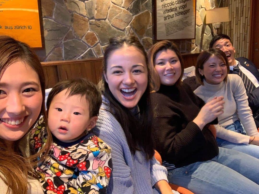 エリナ シルカさんのインスタグラム写真 - (エリナ シルカInstagram)「トップリーグ開幕！！ NTTコムvsHINO 前半、ハラハラドキドキで胃が痛くなるような試合だったけど、無事にコムが勝利！ 試合観戦中ずっと一緒にいたアークスファミリー、みんながみんなのちびっ子みてるから何人もお母さん達がいるみたいで幸せなチーム(^^) 選手はもちろんフィールドで戦ってるけど、ママ達もスタンドでの戦いお疲れ様でした😂😂 初めてあんなに画面にぬかれてびっくりしたー！ そして柔道女子日本代表の朝比奈選手もコムの応援で来てくれてました！！！！ 色んな競技からもラグビーを観に来てくれるなんて嬉しすぎる😭 次の試合もガンガン応援しにいくよー！」1月12日 21時47分 - laura_elina_ymd