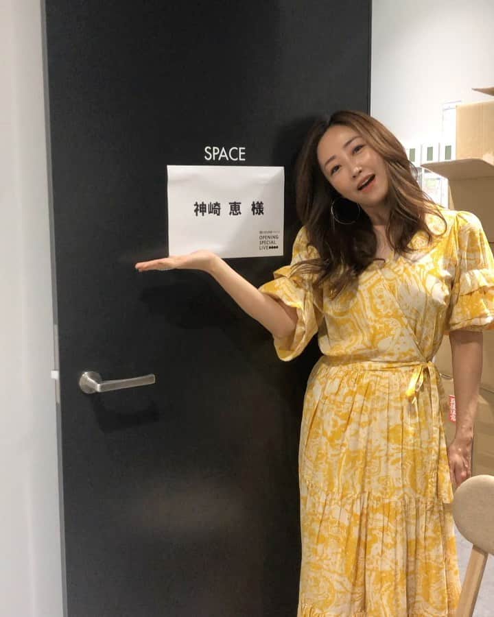 のインスタグラム：「オープンしたての@cosme tokyo にてイベントでした。 寒い中遊びにいらしてくださったみなさま。ありがとうございました！ どうか風邪をひきませんように。 たくさんのかわいいお顔にお会いできて嬉しかった😭✨ 今年はイベントもたくさんある予定です。 またお会いできますように。 それにしても、@cosme tokyo、大盛況。わたしもまたゆっくり見に行きたいです💄  今日のワンピースは　@velnica_japan  リップ　#SHIRO アイカラー　#lunasol  ファンデーション　#nars  ハイライト　#suqqu  下地　#paulandjoe  トークショーの様子は@cosme tokyoのTwitterアカウントにてご覧になれます。正面からのわかりやすい動画が見れます👁‍🗨✨」