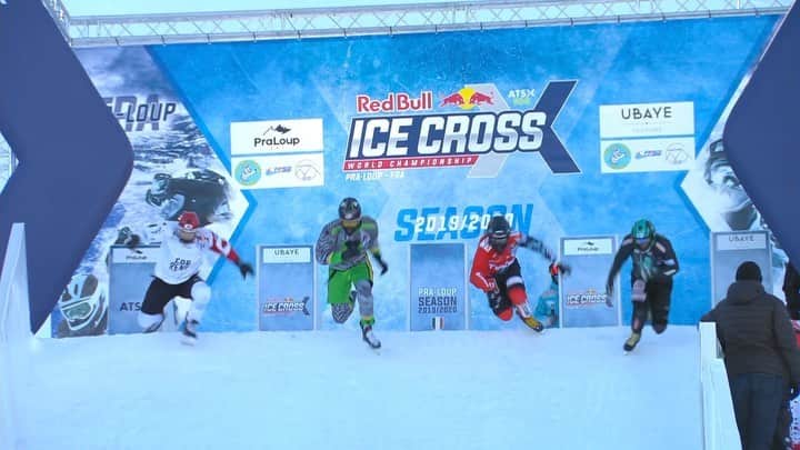 鈴木雅仁のインスタグラム：「・ Best32で敗退。 予選25位 決勝29位 ※クラウドファンディングの御協力よろしくお願いします。後日リリース致します。  アイスクロスダウンヒル協会のクラウドファンディングの御協力もよろしくお願いします。 📸　@joergmitter  ーーーーーーーーーー 気温が高く、アイストラックが壊れ、Step Upのセクションにプラスチックボードを使い応急処置をして行われた。 選手が手伝い復旧していく姿は、まさにこのスポーツの良いところだと思う。  ２時間近くスタートが遅れました。  45キロ近いスピードでの、ステップアップで、プラスチックは初体験。  結果。 吹っ飛びました🕊⚠️💥！ 数名のトップスケーターも転倒していました。 ニュートラルの状態で進入しないと、エッジが全くきかないので吹っ飛びます。  気温上昇もあったかと思いますが、水撒きの期間が短く、トラックを作る期間が足りなかったのではないかと思います。  そんな状況でも、champのNaaszは強く、圧倒的な力を見せつけての優勝でした。  #redbullicecross #redbull ##gobeyonder #グローバルWiFi #GOBEYOND #globalwifi #アイスホッケー #アイススケート #スケート #インライン #スキー #スノボー #スキークロス #スノーボードクロス #アイスクロス #エクストリームスポーツ #エクストリーム」