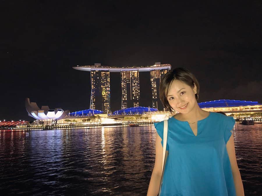 麻生夏子さんのインスタグラム写真 - (麻生夏子Instagram)「#WheninSingapore﻿ ﻿ シンガポールは昼と夜の顔が全然違う！﻿ ライトアップ本当に綺麗だったー✨﻿ ﻿ ﻿ #marinabaysands #marinabaysandshotel #マリーナベイサンズ #Singapore #シンガポール #シンガポール観光 #シンガポール旅行 #旅行 #海外旅行 #instatrip #instatravel﻿」1月12日 21時50分 - natsukoaso0806
