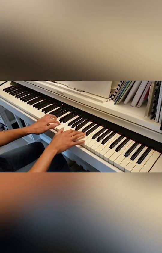 田口良一のインスタグラム：「思い出の曲を弾いてみました。  たまにピアノをアップしていきたいと思います✨ #ピアノ #渚のアデリーヌ #ピアノうまくなりたい」