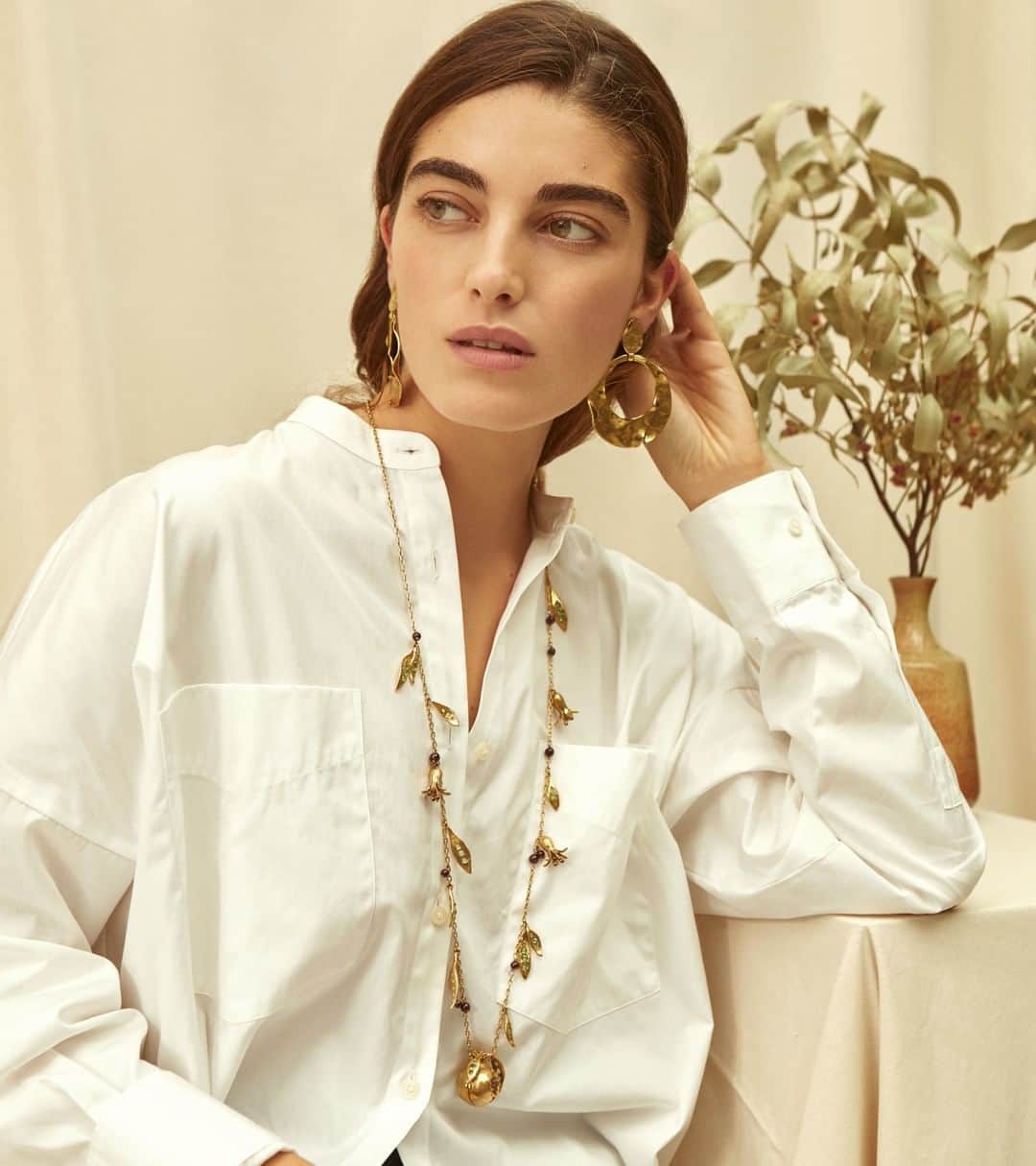 グーセンス パリのインスタグラム：「POMPEI earrings and pomagranate necklace from our collaboration with Harumi Klossowska de Rola. . . #Goossens #earrings #necklace #yellow #gold #brass #garnet @harumiklossowskaderola  @Claratlan」