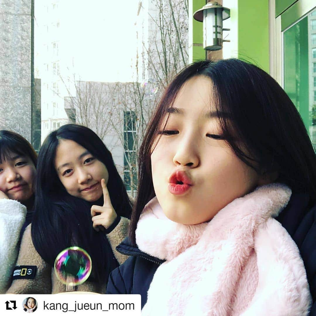 イ・チェミさんのインスタグラム写真 - (イ・チェミInstagram)「#Repost @kang_jueun_mom (@get_repost) ・・・ 오랫만에 #별모임  2박3일 긴듯 짧은듯~ #강주은 #이채미  어느새 10년 ㅎㅎ 10주년일세  #우정스타그램 #주은이네집  별모임 6명 사진은 하나두 못 남기고😅 애들은 점점 에너자이저가 되가고 엄빠들은 점점 기력이 약해지고ㅋㅋ」1月12日 22時15分 - chaemi_lee