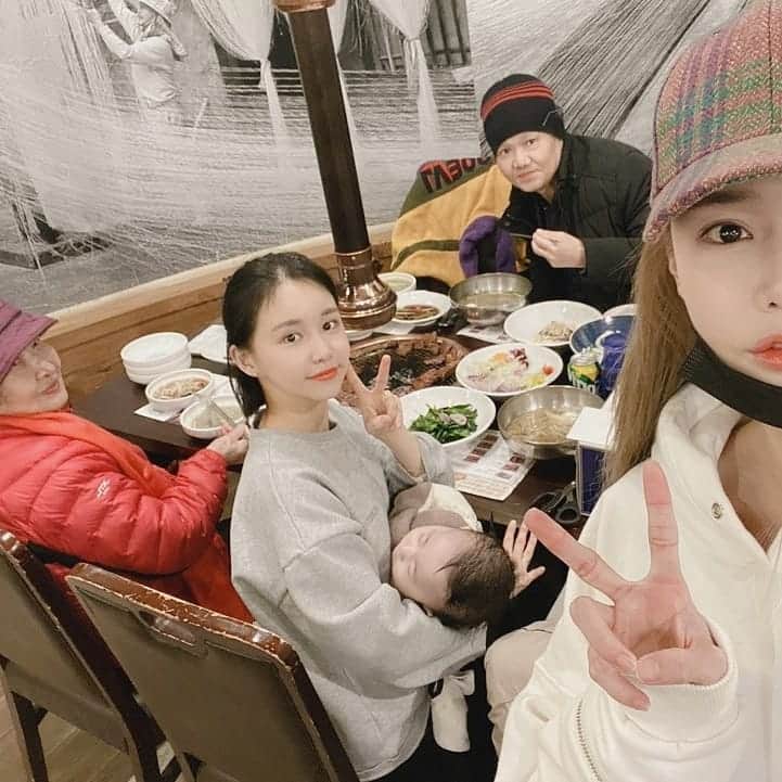 Han Ga Eunさんのインスタグラム写真 - (Han Ga EunInstagram)「Happy birthday to papa🎂 사랑하는 가족들과 모여 저녁식사  #기록 #행복한가족시간」1月12日 22時15分 - gaeungbebe