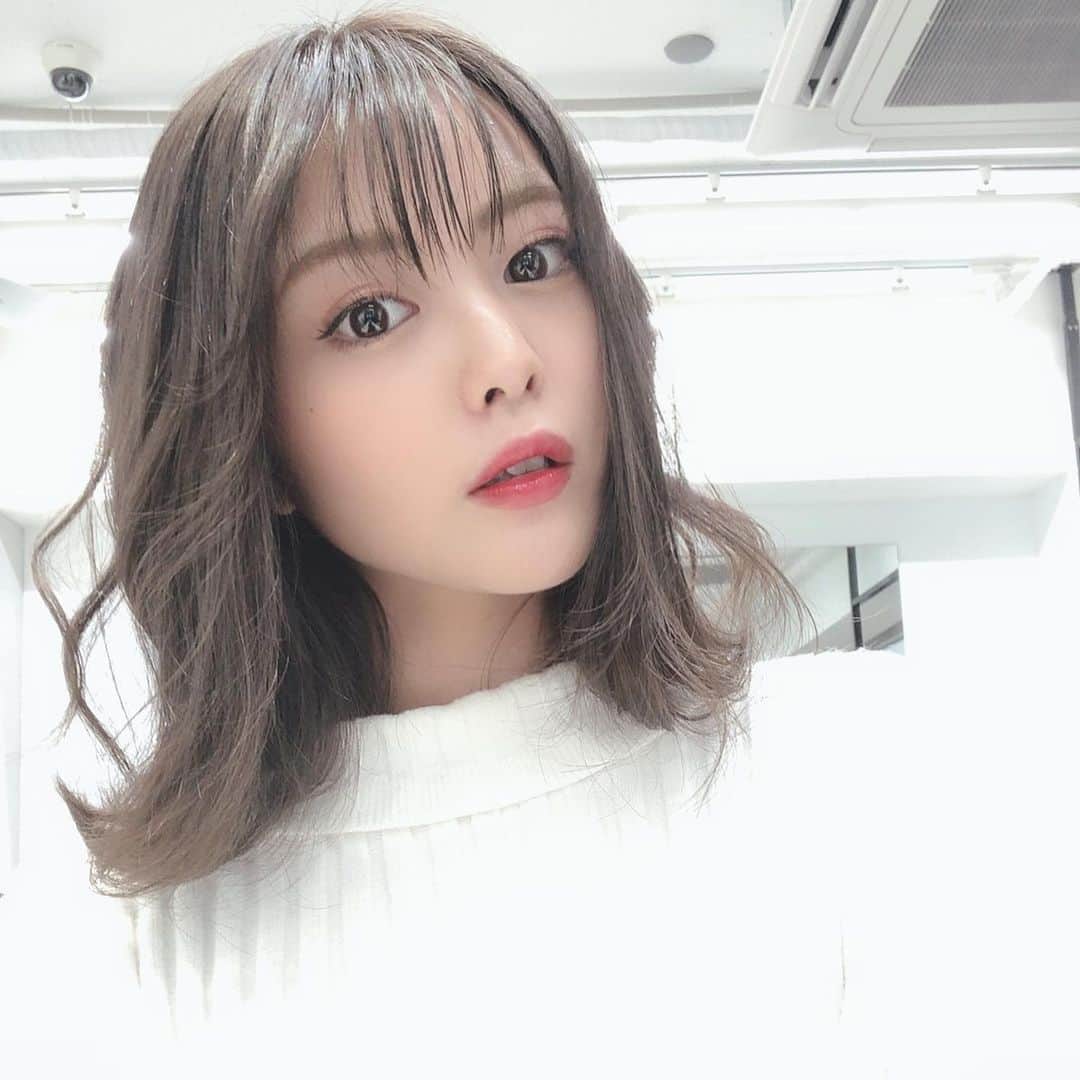 比良祐里のインスタグラム：「2020、初めての美容院😛💓 いい色❤️思いっきりハイトーンもやってみたいけどブリーチはしないでいたいから悩み所🤔✨ . . #newcolor #美容院 #表参道」