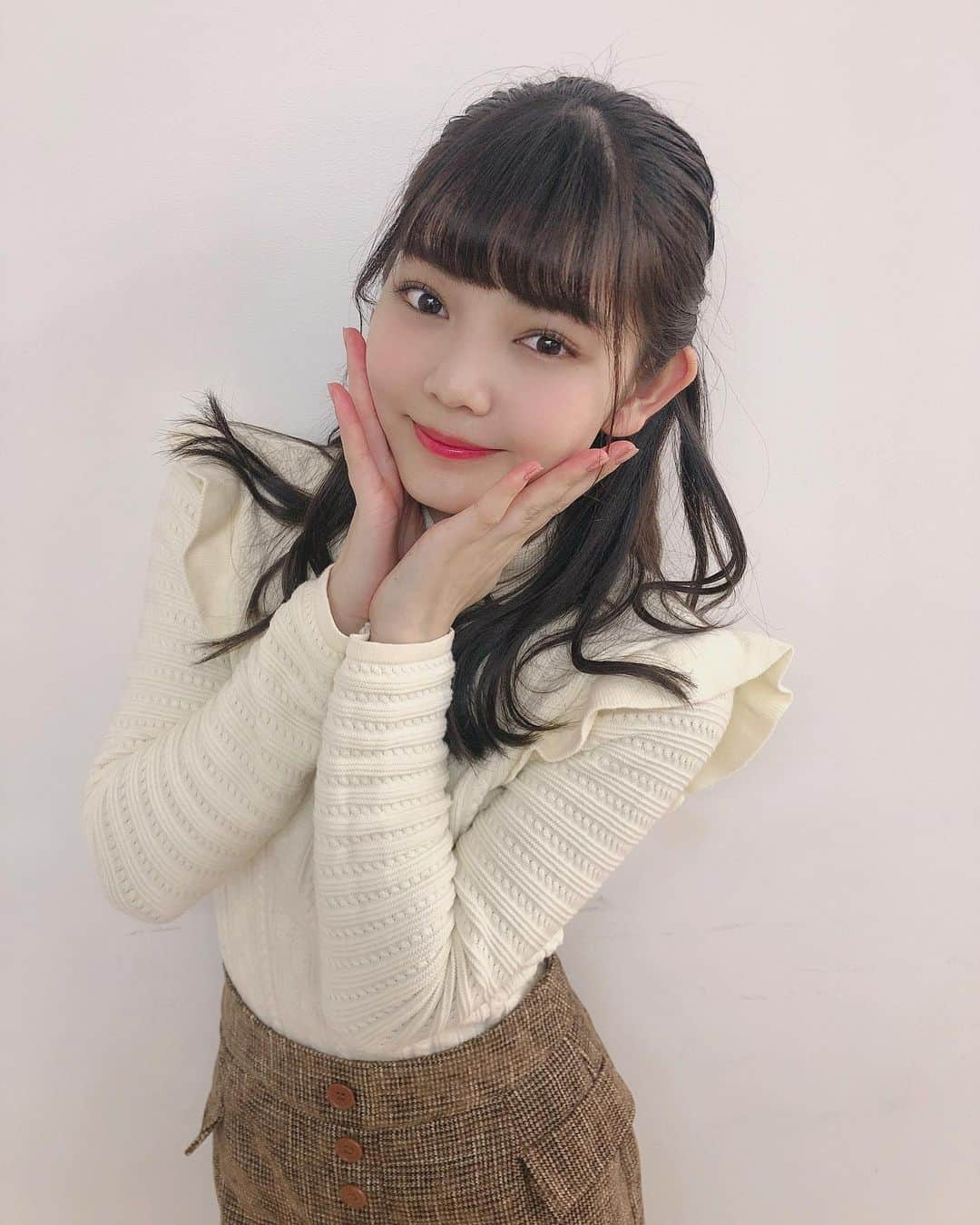 平塚日菜さんのインスタグラム写真 - (平塚日菜Instagram)「ハーフアップ好きです☺︎❤︎ 女の子らしくて可愛いと思うの！  よくするよ☺  #ハーフアップ #hairarrange」1月12日 22時11分 - hiratsukahina