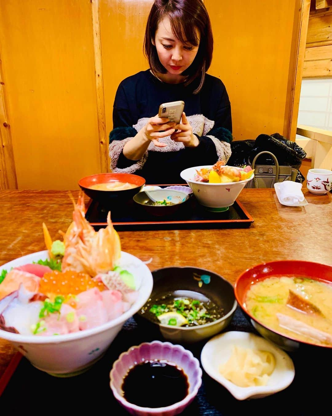 吉田玲奈さんのインスタグラム写真 - (吉田玲奈Instagram)「宮崎観光のあとは、のぶちゃんの仲良し💠まりちゃんオススメの宮崎の美味しい鮮魚が食べられる『綱元』へ✨海鮮丼を食べに連れて行ってもらいました🐟🦐@ma.ri_y  ボリューム感に驚き〜😍すっごく美味しかった❣️九州醤油の甘いのもすごく好き❥❥❥ #宮崎観光 #美味しいお店#お魚料理#網元 #宮崎グルメ #ボリューム満点 #海鮮丼 #お腹いっぱい #女将さんが素敵  #ご家族もご紹介くださいました✨ #美男美女家族 #明るくて元気いっぱい #ご馳走さまでした #宮崎宣子 ちゃん #初宮崎を堪能する旅❤️ #飛行機に乗る直前まで遊んでくれてありがとう #お正月旅 #また宮崎行きたい #楽しかったよ❤︎ #のぶちゃんまりちゃんありがとう💓」1月12日 22時17分 - reina.yoshida.ciel.1218