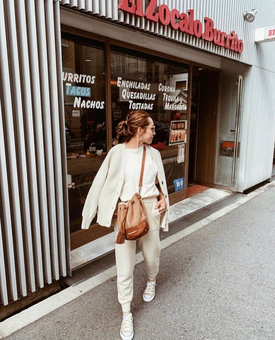 ラレイアのインスタグラム：「🌴 只今FINAL SALE開催中！ そして楽天お買い物マラソンSALEで今だけ使えるクーポンも配布中です✨ ・ Re Lifeムートン巾着ショルダーも FINAL SALEプライス¥2,500+tax🙈💞 ・ SALEアイテムは残りわずかの商品も増えているのでお見逃しなく😊 ・ ・ THANK YOU #Repost @911erika ♡♡♡ ・ @laleia_official  #relife#bag#hawaii#aloha#surf#beach#laleia#フォトジェニック#インスタ映え#インスタ女子#アロハ#ビーチ#海を感じる雑貨#ラレイア#楽天#ビーチガール#サーフスタイル#大人カジュア#冬#冬コーデ#秋ファッション#バッグ#ポーチ#巾着バッグ」