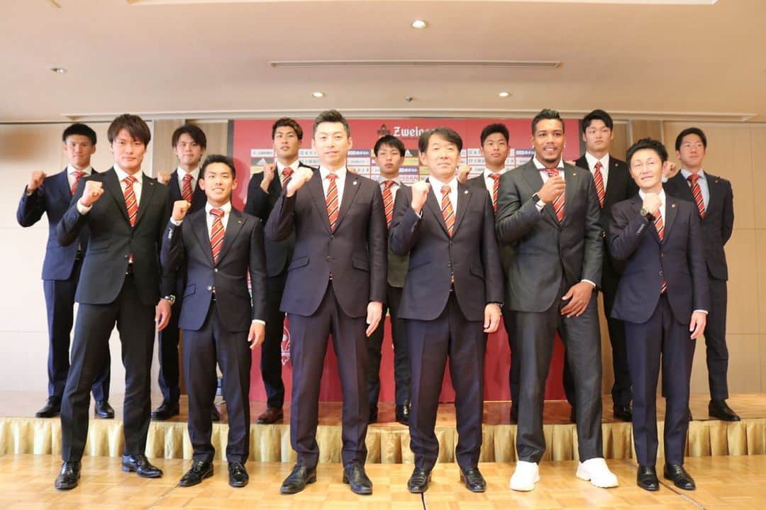山田将之のインスタグラム：「今シーズン、ツエーゲン金沢でプレーします！！！ このチームの一員になれたことを本当に嬉しく思います！😊 . 感謝の気持ちをプレーに！！ よろしくお願いします🙏  #2020年 #ツエーゲン金沢 #No2 #山田将之」