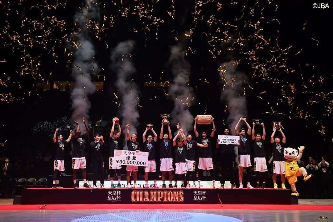 石井講祐のインスタグラム：「🏆🏆🏆🏆 #応援ありがとうございました #サンロッカーズ渋谷 #後半戦も成し遂げよう #結 #関わってくれた全ての人に感謝 #明後日すぐ移動 #明日から切り替えましょう #今日はお祝い」