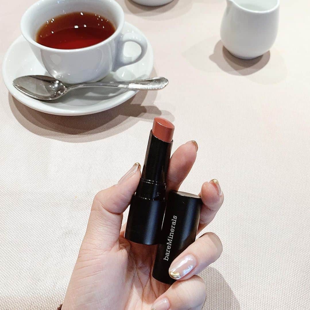 小川陽香のインスタグラム：「new lip ♡ ㅤ ブラウン強すぎな色は似合わないけど、これは馴染みよくって最近のお気に入り✌︎この前ぬってたのはこれです💕(2枚目) ㅤ 保湿成分入りで直ぬりでも乾燥しなかった🥰色も可愛いし季節問わず使えそうだし、話題になってるの納得なリップ🥺👍🏻 ㅤ @bareminerals_jp  ジェンヌードラディエントリップスティック/パンコ ㅤ ㅤ #cosme#cosmetics#lipstick#make#makeup#lip#loveパンコ#ベアミネラル#パンコ#ベアミネラルパンコ#ヘビロテリップ#ジェンヌードラディエントリップスティック#ブラウンレッドリップ#愛用コスメ#冬リップ#デパコス#コスメ紹介#リップスティック#リップメイク」