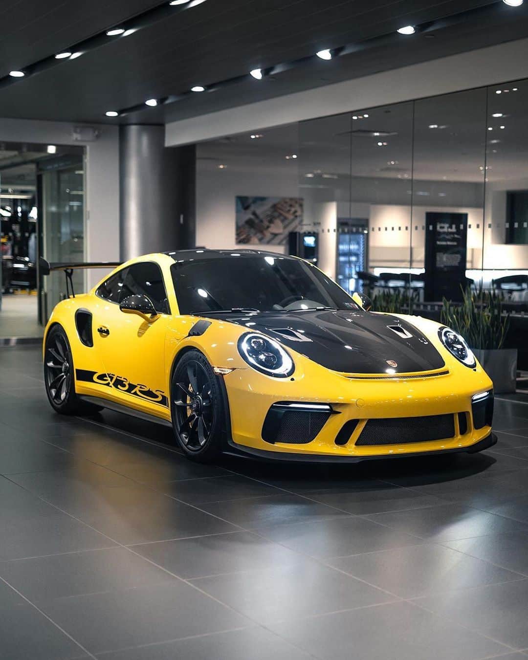 CarsWithoutLimitsさんのインスタグラム写真 - (CarsWithoutLimitsInstagram)「Bumblebee GT3 RS Photo @manhattanmotorcars  #carswithoutlimits #gt3rs」1月12日 22時33分 - carswithoutlimits