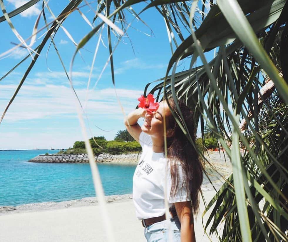 のインスタグラム：「@annatremarco enjoying the sun - wearing white classic ILA tee #ilaswim」