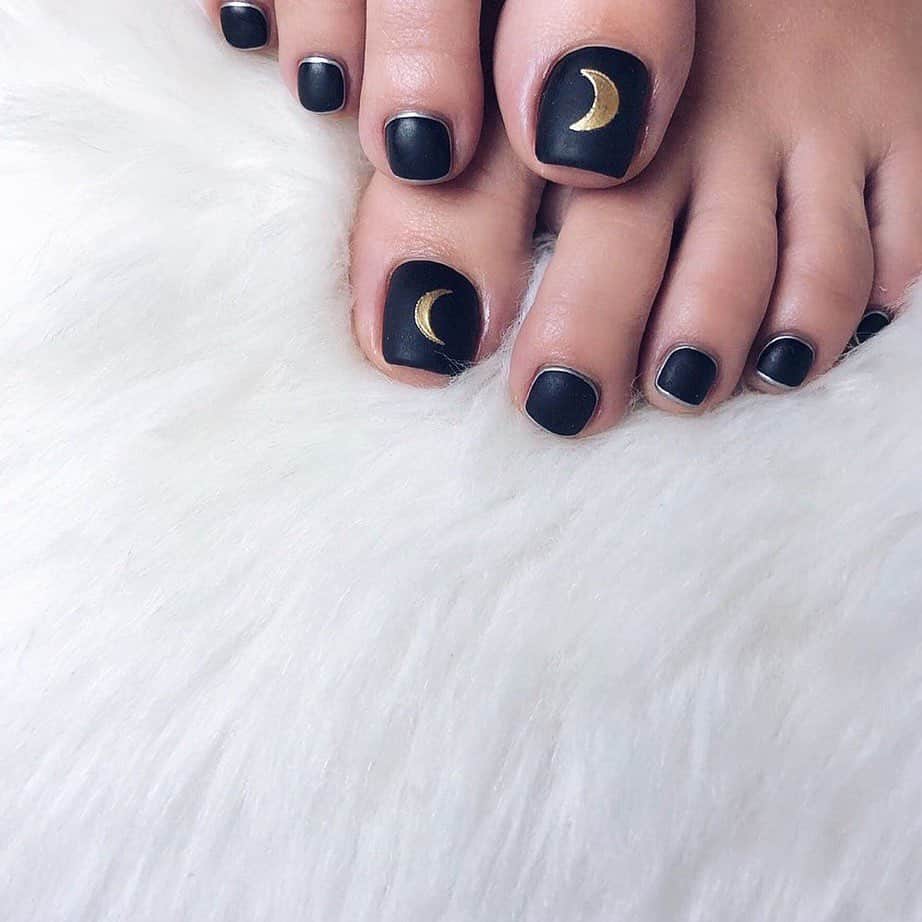 MARISのインスタグラム：「New nails by @moonlit_shoko @moonlit_bymananails 🖤 Moon 🌙 is so cute ‼︎Thank you ❤︎❤︎❤︎ 私は月にすっごい影響されるから2020年初は月に🖤黒のネイルは実は初めてなんだ〜🖤 洋服も車も小物も黒が好きなんだけど、その分ネイルは白とか明るめカラーにしてたんだけど マットブラック最高に可愛くてお気に入り🌙 #moon #moonlit #nails #toes #2020 #pretty」