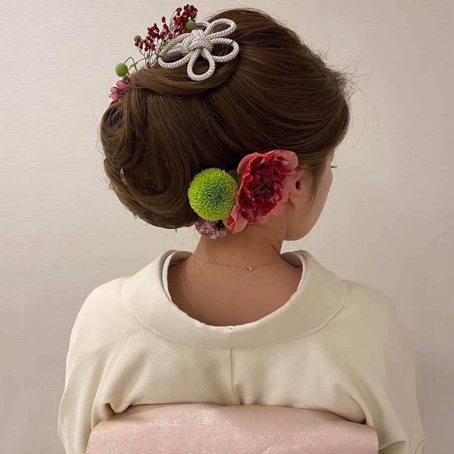 Tomoyo Kitamuraさんのインスタグラム写真 - (Tomoyo KitamuraInstagram)「ブランシュのお正月2020無事終わりました🎍 投稿はしばらく続きます…♡ 和装シニヨンもシルエットは様々。 こちらは前髪を立ち上げてます。  #ヘアメイク #ヘアセット #ヘアアレンジ #ヘアスタイル #銀座#美容師 #ウェディング#ウェディングヘア #ブライダル#ブライダルヘア #結婚式#プレ花嫁#花嫁#前撮り#着物#浴衣 #シニヨン#ダウン#夜会巻き #ヘアメイクリハーサル #bride#bridehair#bridal#updo#upstyle」1月12日 22時35分 - tmy_o3.pugmi