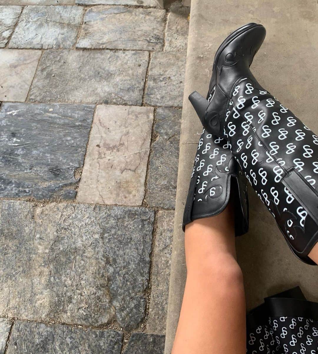 Mathilde Goehlerのインスタグラム：「Legs up kind of day 🖤」