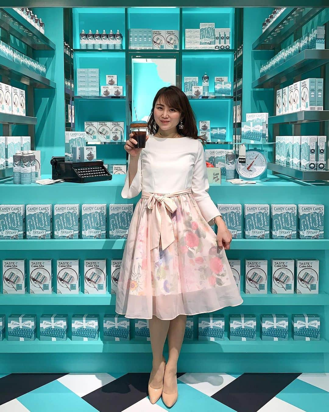 Miku Hirata 平田未来さんのインスタグラム写真 - (Miku Hirata 平田未来Instagram)「#thetiffanycafe (@tiffanyandco )でテイクアウトしてみたよ💓 👉通りかかり、カフェまでのぞいたら、テイクアウトできそうだったので☕️ アイスコーヒーとドーナツを🍩購入🥰  そのままお写真撮っていただき🙏 * * * 👉地下のスポットにも💓 #ティファニーリング💍 のボックスでも撮ったので別に投稿しようかな🤔  前にもきましたが、おしゃれ感あふれる店内で、テイクアウトしたら、体内まで　#ティファニーブルー に染まりそうでした💍😘 * * よく通る場所とはいえ少しこないと ディスプレイが変わっていたり🎁 まめにチェックしたい😂  お正月明けのこの3連休でやっとこさ 本年スタートの兆しがでてきたので👈遅い  インスタの投稿も頑張ります💓 * #thetiffanycafe #tiffanycafecatstreet  #tiffany #tiffanyandco #tiffanyring #tiffanyblue #tiffanyengagement #ティファニーカフェ原宿 #ティファニーカフェ #ティファニーカフェキャットストリート #キャットストリートカフェ #原宿カフェ巡り #コーヒー巡り #デートコーディネート #chesty #花柄ワンピースコーデ　#チェスティワンピース #チェスティコーデ  #10cmヒール #10cmheel #mikuchannel #youtube #youtubevideos」1月12日 22時35分 - miku.hirata