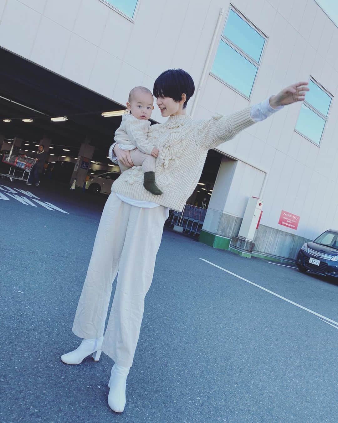 平山奈美のインスタグラム：「オ　ソ　ロ　イ　✌︎ .  #親子 #おそろい #親子コーデ #親子リンクコーデ #プチプラ #息子コーデ #息子 #男の子 #男の子ママ #ユニクロ #ママコーデ #ザラ #休日 #お出かけ #コストコ #ママ #ショートヘア #ハンサムショート #ニットコーデ #ベージュコーデ #おハゲちゃん #10ヶ月 #育児日記 #赤ちゃんのいる暮らし」