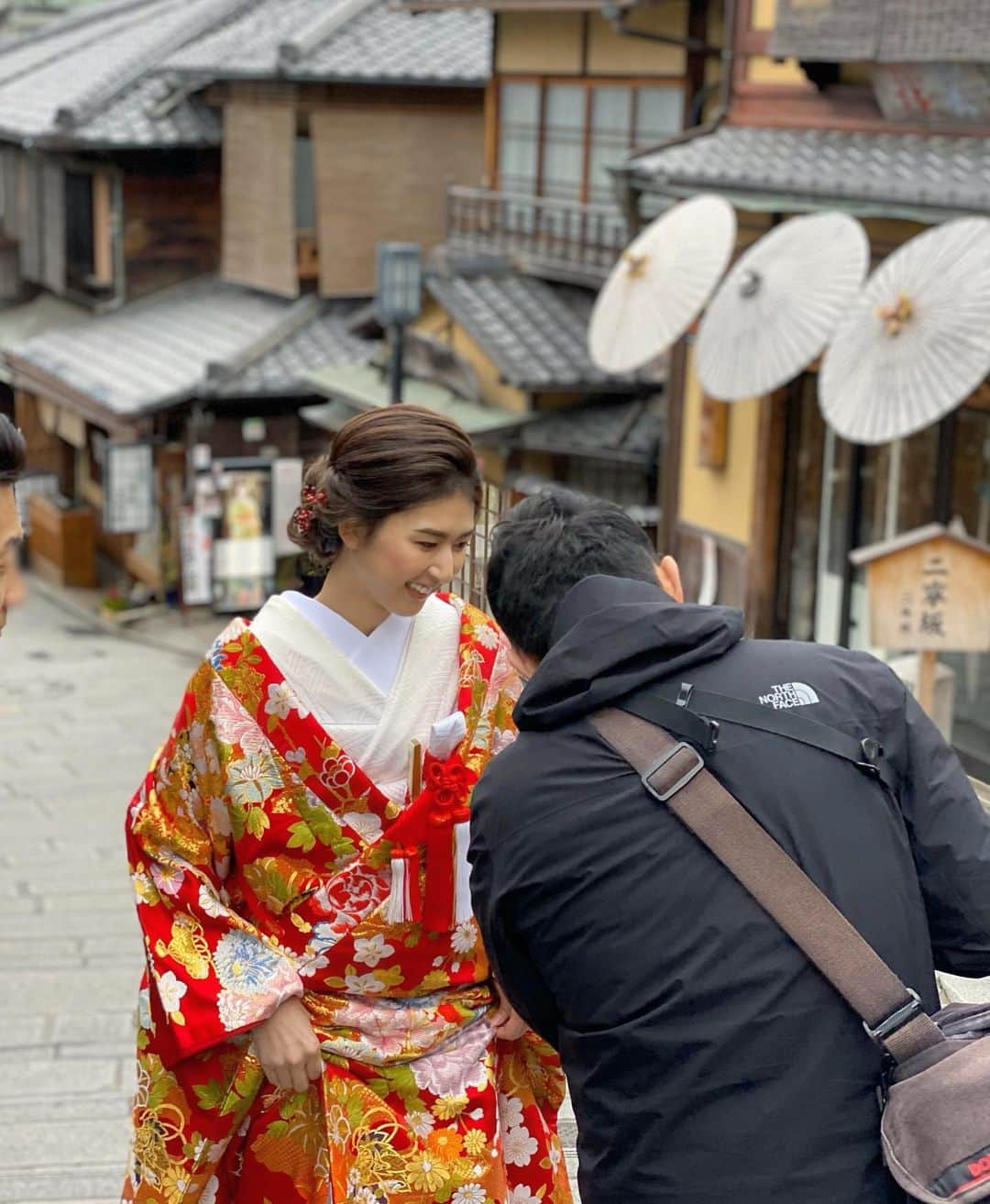 井上麻衣さんのインスタグラム写真 - (井上麻衣Instagram)「挙式で出来なかった和装。 仕事では何度も撮影してきたけど いつかプライベートで主人👱🏼‍♂️と撮りたいなぁって。 ずっと言ってたのを覚えてたみたいで まさかのサプライズ❣️ とても幸せな一時でした☺️ データが上がってきたらまたupします💕 . . . #kyoto#wedding#kimono #japan#suprise#present #enishiphotowedding  #京都#東山#ウェディング#和装#後撮り #和装後撮り#サプライズ#結婚#夫婦 #プレゼント#ありがとう#エニシフォト #このご縁がずっと続きますように」1月12日 22時38分 - mai_inoue