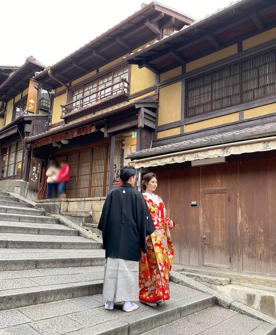 井上麻衣さんのインスタグラム写真 - (井上麻衣Instagram)「挙式で出来なかった和装。 仕事では何度も撮影してきたけど いつかプライベートで主人👱🏼‍♂️と撮りたいなぁって。 ずっと言ってたのを覚えてたみたいで まさかのサプライズ❣️ とても幸せな一時でした☺️ データが上がってきたらまたupします💕 . . . #kyoto#wedding#kimono #japan#suprise#present #enishiphotowedding  #京都#東山#ウェディング#和装#後撮り #和装後撮り#サプライズ#結婚#夫婦 #プレゼント#ありがとう#エニシフォト #このご縁がずっと続きますように」1月12日 22時38分 - mai_inoue