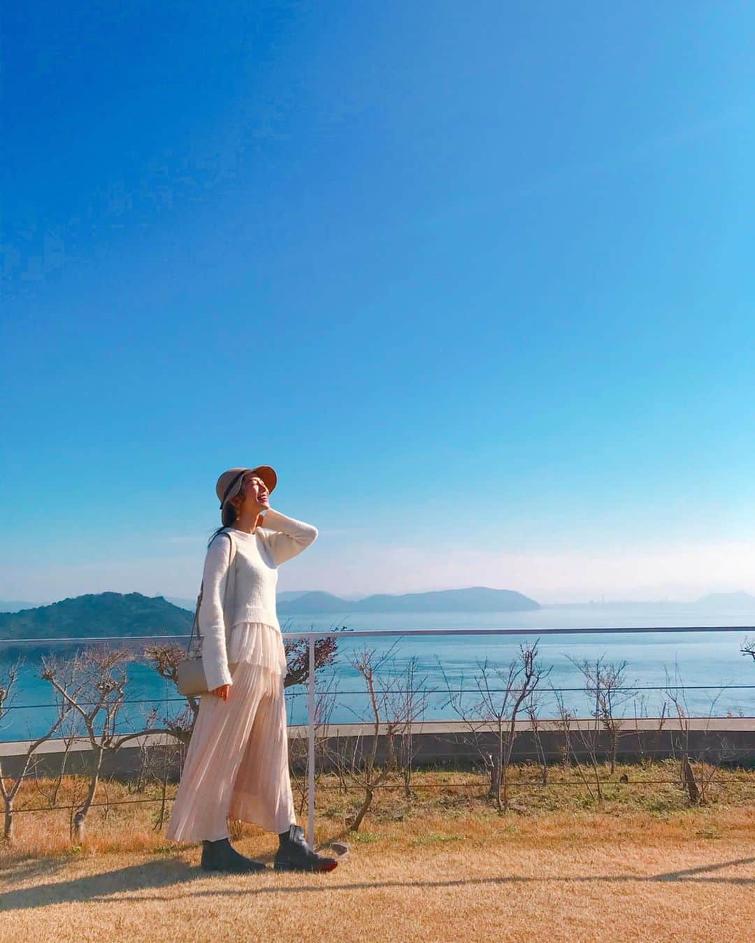 のインスタグラム：「🌞 アートの島、直島初上陸。  メッセージ性の強いものから こころがほっこりするものまで  アートであふれる町歩きは わくわくと妄想が止まらない。  肩肘はらず ちっちゃいころにしていたような 描きたいものを自由に描きたい、という気持ちが全身からわいてくる。  家にもどったら 色鉛筆とクレヨンにぎって自由帳にあれこれかいてみよう✏️ ・ ・ ・  小豆島、粟島旅から早１年半。 瀬戸内海の島巡り、 今年はここからスタート。  一一一一一一一一一一 #直島#直島アート #naoshima#naoshimaisland  #art#アート#アート巡り  #アート好き#arts  #瀬戸内海#瀬戸内海の島 #島巡り#trip」