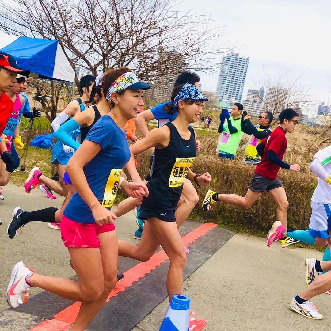 福島和可菜さんのインスタグラム写真 - (福島和可菜Instagram)「改めまして、🏃‍♂️ハイテクハーフマラソン🏃‍♂️ 今年もゲストランナーとして走らせていただきました✨ありがとうございました😊  毎年思いますが、本当にハイレベルな大会‼️ 速い方々を見ると、もっと頑張ろって気持ちになりますし、かなり刺激を受けます🔥  素敵ランナーだらけ🥰  私は…1時間27分台😳かかっちまったー‼️（笑） 自己ベストからは2分ほど遅れてしまいましたが、ノン調整と考えたら、予想通りのタイムだったので、2020年、良い大会のスタートが切れたと思います✋  やはりマラソンは、ハーフもフルも、練習と調整のバランスがとても大事💮  そんな中、猫さんは、 ミズノ👟ウェーブシャドー👟で自己ベスト🎊  まだまだ進化し続ける猫様🐈 凄いにゃー㊗️ リスペクトにゃー㊗️ 良いシューズにゃー㊗️ 今回もたくさんの皆様に声をかけていただきましたし、イベントにチャリティーオークションも、 本当にありがとうございました😊  感謝でいっぱいです💐  明日もハーフマラソンだゼィ☀️☀️☀️ #love #running #half #marathon #大会 #タンクトップ #短パン #ハイテクハーフマラソン #ゲストランナー #ありがとうございました #感謝 #MAX #走る #ハーフ #マラソン #チャリティー #オークション #感謝 #猫さん自己ベストおめでとう #RESPECT #mizuno #ウェーブシャドー #私は #ウェーブデュエル #shoes #最高 #BEER  #🏃‍♀️ #🏃‍♂️ #😊 #🍺」1月12日 22時40分 - fukushimawakana