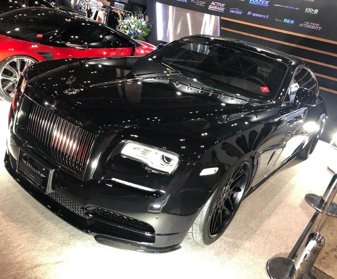のインスタグラム：「東京オートサロン2020 Rolls-Royce wraith  Artisanspirits/// Sportsline blcklbel YAMATO edition @office_k @forgiato www.artisanspirits.co.jp  #artisanspirits #artisan #asms #rollsroyceｗraith #wraith #BlackBadge #WraithBlackBadge #evasivemotorsports #ravspecjdm #butlertire #jworksunlimited #premierautowerkz #suvproject #kanooperformance #car_life_staff  #トラウム #車庫小舗 #nigeljdmparts #bondtokyo #bondosaka #bondochina #advancedautoperformance  #ottoautoservice #mr__lexus #インポートファクトリーゼロ」