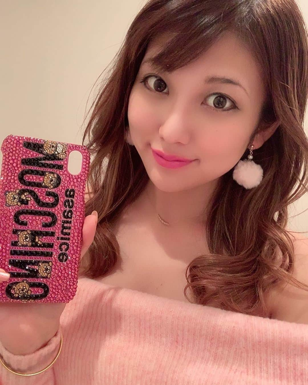 神谷麻美さんのインスタグラム写真 - (神谷麻美Instagram)「新しい#iPhoneケース 届いたよん💖🧸💖 #キラキラ 可愛すぎる💖🎀💖 #可愛いすぎ て、2個目なの📱💕💗💕 #名前入り だよ💕💗💕 #デコ電 🎀💕✨ #moschino 🧸💖🎀💖✨」1月12日 22時44分 - asamice428