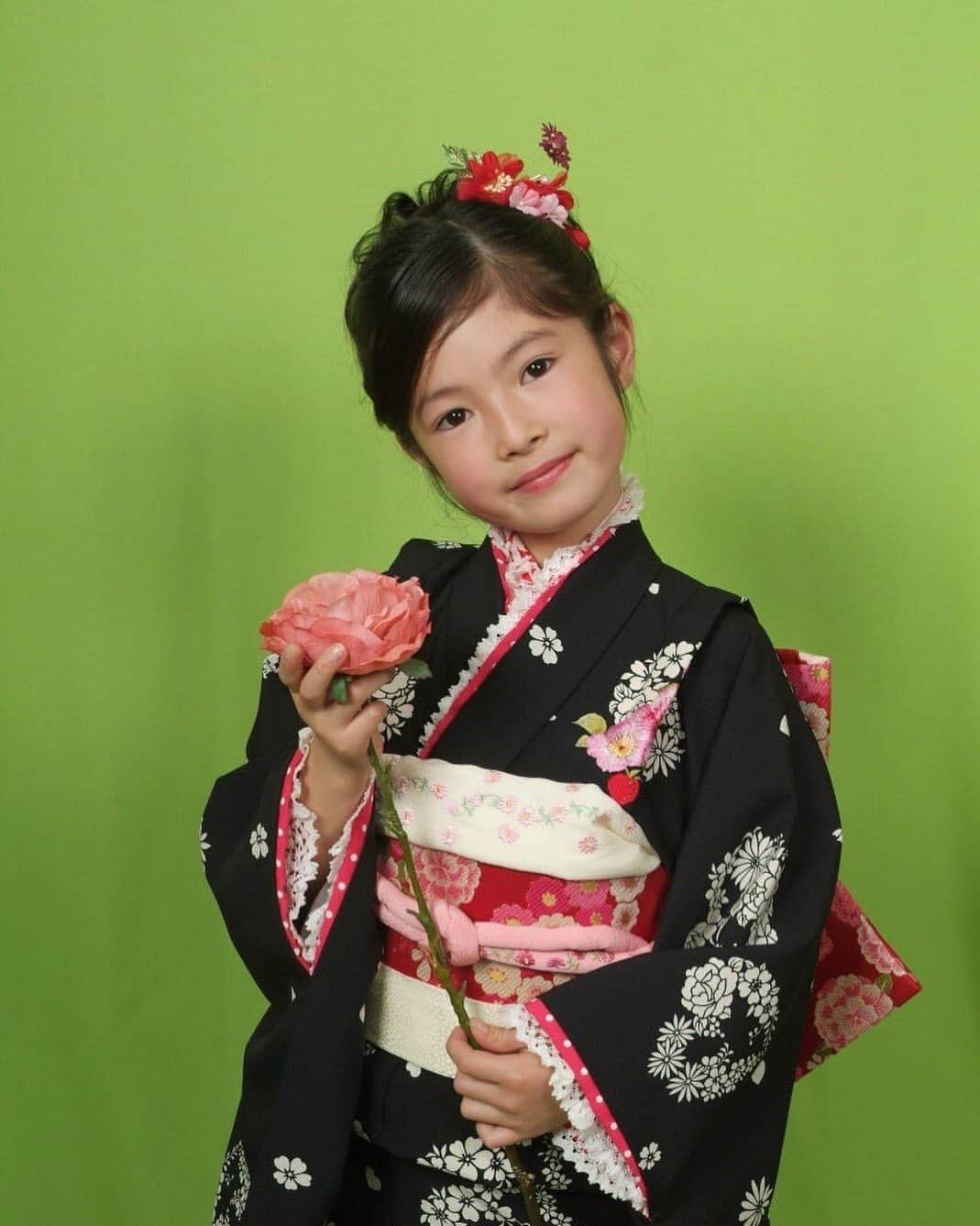 日下部美愛のインスタグラム：「🖤 新成人の皆さん、おめでとうございます 私は明日成人式なのですが、前撮りをしてないので7歳の私を添えて。 . . #成人式 #着物 #photo #japan #model #me #hair #haircolor #hairstyles #fashion #makeup #selfie #followme #instagood #camera #instadaily #dailylook #한국 #맞팔 #사진 #데일리 #데일리룩 #인스타사진 #인스타그램 #일본인 #패션 #패션스타그램」
