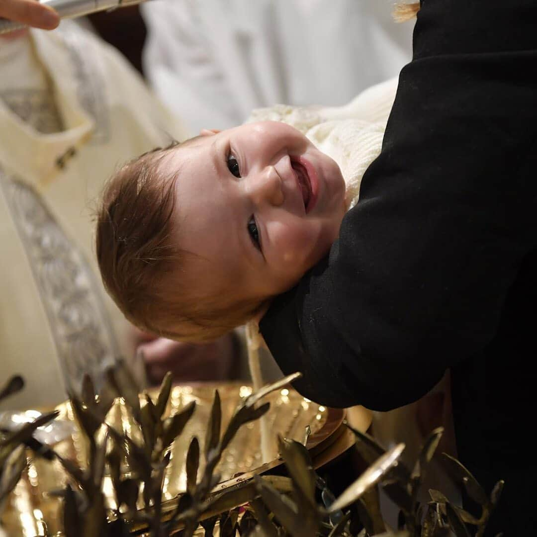 フランシスコ（ローマ教皇）さんのインスタグラム写真 - (フランシスコ（ローマ教皇）Instagram)「EN: Once again I've had the joy of baptizing some children on today's Feast of the Baptism of the Lord. Let us pray for them and for their families.  PT: Mais uma vez tive a alegria de batizar algumas crianças, nesta do Batismo do Senhor. Rezemos por elas e por suas famílias.  ES: Una vez más he tenido la alegría de bautizar a algunos niños en la fiesta del Bautismo del Señor, que celebramos hoy. Oremos por ellos y por sus familias.  IT: Ancora una volta ho avuto la gioia di battezzare alcuni bambini, nell’odierna festa del Battesimo del Signore. Preghiamo per loro e per le loro famiglie.  FR: Une nouvelle fois, j'ai eu la joie de baptiser quelques enfants, en ce jour de la fête du baptême du Seigneur. Prions pour eux et leurs familles.  #baptismofthelord  #batismodejesus  #bautismodejesús  #battesimodigesù  #baptêmedejésus」1月12日 22時59分 - franciscus