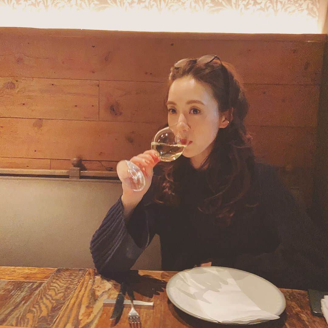 古谷有美さんのインスタグラム写真 - (古谷有美Instagram)「🍷 親友たちとのしあわせな夜。 3枚目は酔っ払っているのではなく 頭にメガネのっけてワイン飲む姿が イタリアのマダムみたいと言われたので それっぽく自由演技中でございます  #頭にのっけるの癖なんです #あまりやらないよと突っ込まれた #おでこ」1月12日 22時52分 - yuumifuruya