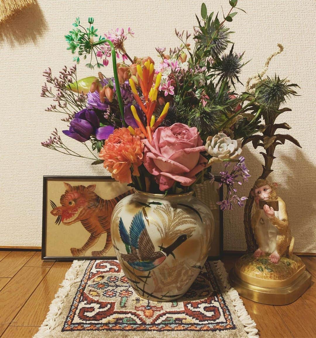 相澤樹さんのインスタグラム写真 - (相澤樹Instagram)「今日は大好きな友人夫婦の結婚式でした。2人らしいあったかくて個性的な式でした。幸せのおすそ分けにお花を。 昨日京都で出会った、九谷の花瓶にぴったりで。。良き日。おめでとう」1月12日 22時55分 - mikitiaizawa