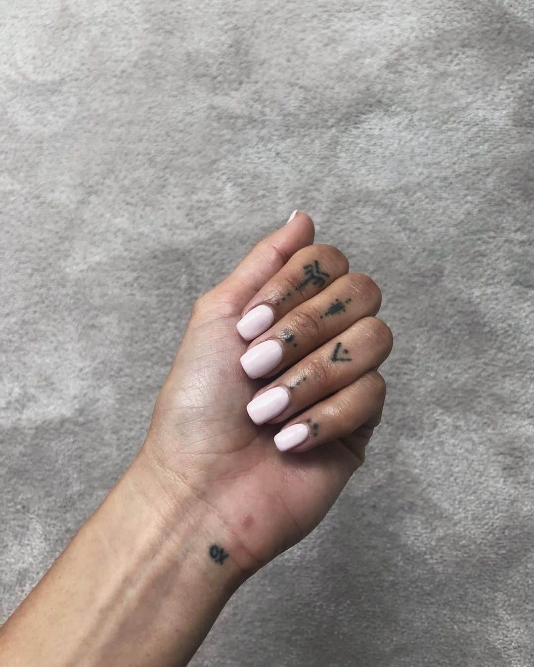 ジェイデ・ピアスのインスタグラム：「Natural nail progress.」
