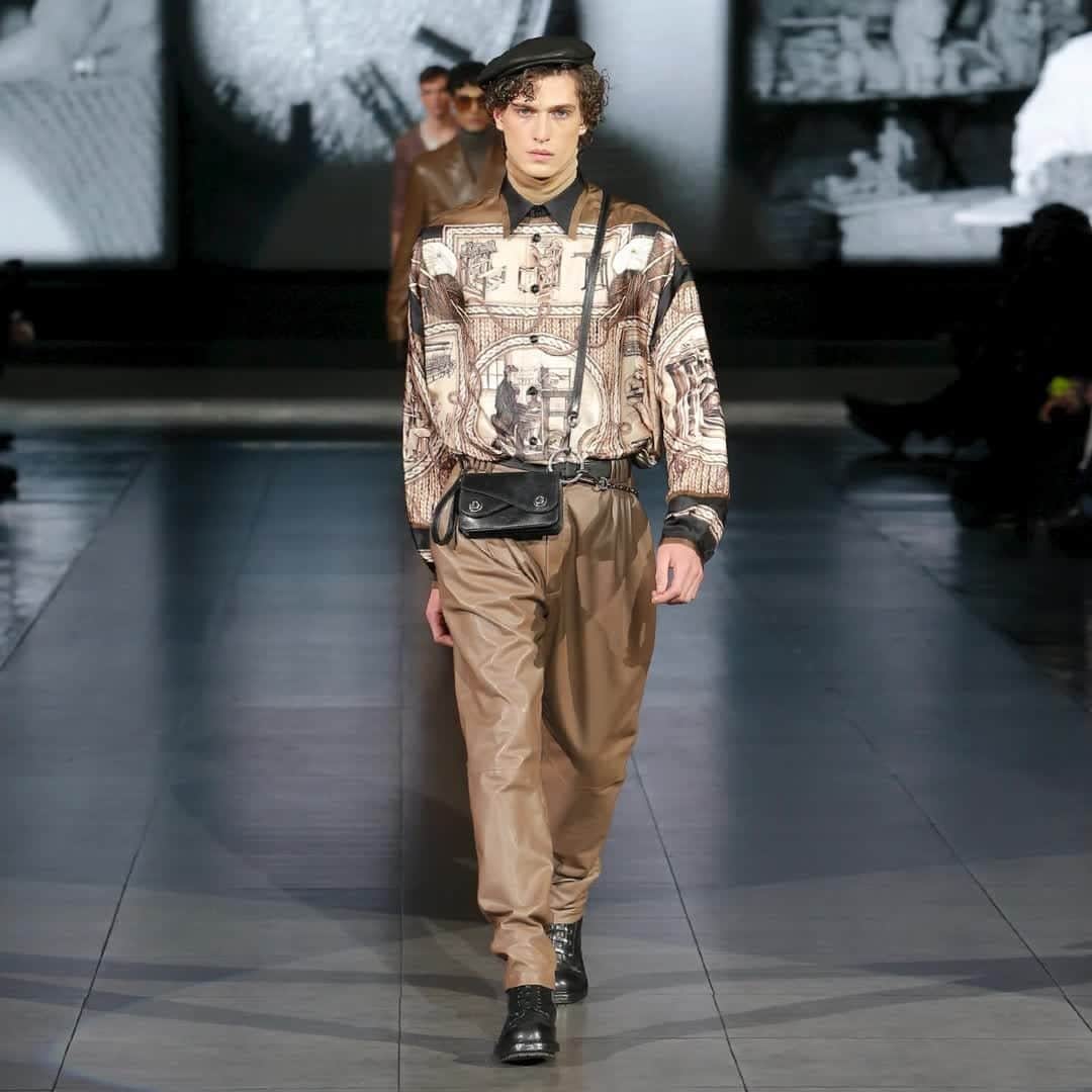のインスタグラム：「The #DGMestieriDArte Men's Fall Winter 2020/21 Fashion Show. Ancient crafts are reinterpreted in this foulard print shirt, paired with classic Dolce&Gabbana DNA pants, all in the shades of brown and beige. The look is completed with a contemporary men’s bag.  The background sounds recall those of real craftworks. #DGArtisticCraftsmanship #DGMenFW21 #DolceGabbana #DGFattoAMano」