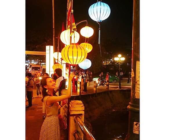 氏家夏乃さんのインスタグラム写真 - (氏家夏乃Instagram)「𝐻𝑜𝑖𝑎𝑛 . . . ラ　ン　タ　ン . . . . だらけ🏮✴︎ . . . . .  _________________________________ . . #hoian #hoiantrip  #hoianvietnam #hoianoldtown  #ホイアン #ホイアン旧市街  #ホイアン散歩 #ホイアン観光  #ベトナム観光 #ダナン旅行 #ノースリーブ #プリーツスカート #旅行コーデ #おちびコーデ #sサイズコーデ #おちびの輪  #151cm #うじちゃんコーデ𓆫」1月12日 23時01分 - natsuno_ujiie