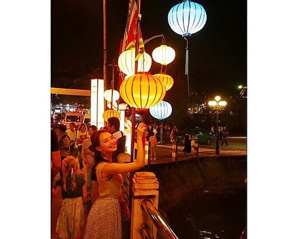 氏家夏乃さんのインスタグラム写真 - (氏家夏乃Instagram)「𝐻𝑜𝑖𝑎𝑛 . . . ラ　ン　タ　ン . . . . だらけ🏮✴︎ . . . . .  _________________________________ . . #hoian #hoiantrip  #hoianvietnam #hoianoldtown  #ホイアン #ホイアン旧市街  #ホイアン散歩 #ホイアン観光  #ベトナム観光 #ダナン旅行 #ノースリーブ #プリーツスカート #旅行コーデ #おちびコーデ #sサイズコーデ #おちびの輪  #151cm #うじちゃんコーデ𓆫」1月12日 23時01分 - natsuno_ujiie