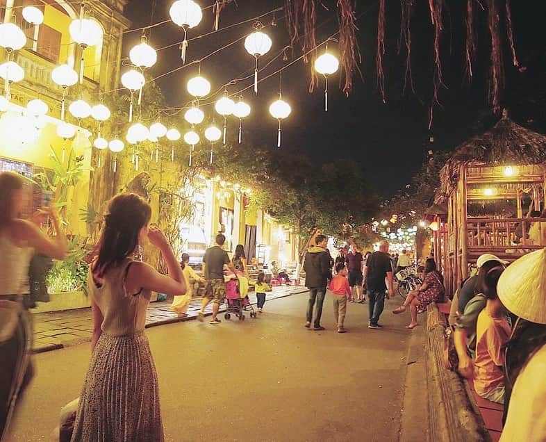 のインスタグラム：「𝐻𝑜𝑖𝑎𝑛 . . . ラ　ン　タ　ン . . . . だらけ🏮✴︎ . . . . .  _________________________________ . . #hoian #hoiantrip  #hoianvietnam #hoianoldtown  #ホイアン #ホイアン旧市街  #ホイアン散歩 #ホイアン観光  #ベトナム観光 #ダナン旅行 #ノースリーブ #プリーツスカート #旅行コーデ #おちびコーデ #sサイズコーデ #おちびの輪  #151cm #うじちゃんコーデ𓆫」