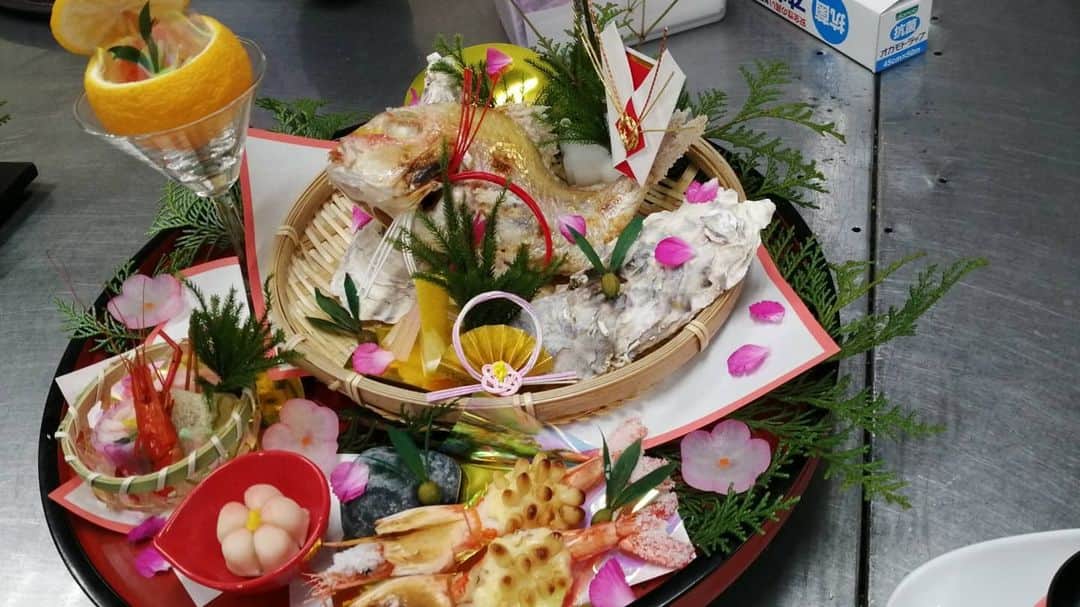 出口博幸さんのインスタグラム写真 - (出口博幸Instagram)「焼き鯛と百日膳 #お祝い」1月12日 23時03分 - deguchi_hiroyuki