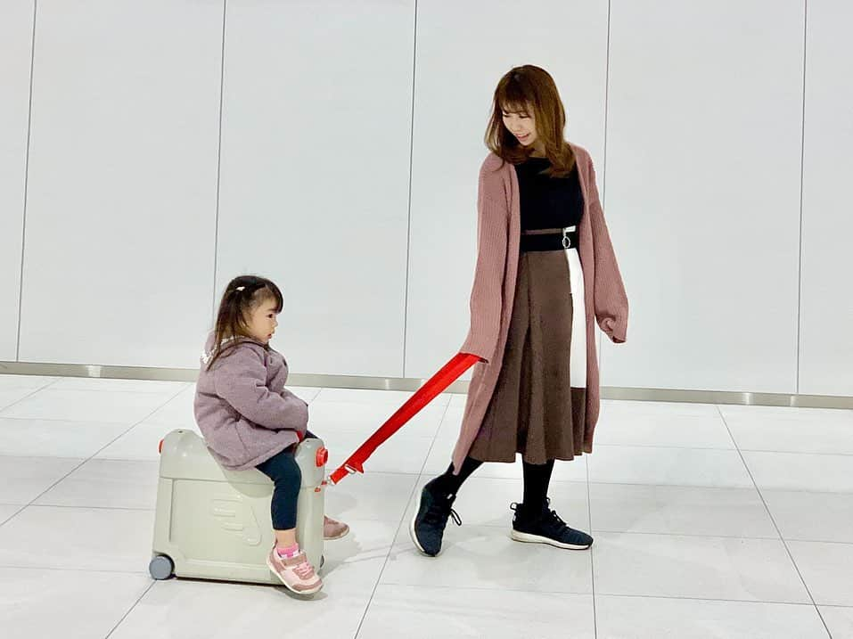 こままりえさんのインスタグラム写真 - (こままりえInstagram)「✴︎ JETKIDS by STOKKE🧳 . 年末年始の家族旅行には #新幹線 で行ったので娘ちゃんは @stokkejapan のジェットキッズ byストッケを持参👧自分の荷物は基本的に自分で持ってもらいました👍 . これがめっちゃよくって✨✨✨ . ①取り付けるとフットレストとベッドになって新幹線のシートがフラットになって足を伸ばせて #プライベートスペース が増える （まるで #ファーストクラス ✈️👏） ②自分で荷物を持つという自立心が芽生える （お気に入りのくまちゃんをたくさんIN🧸） ③自分の荷物を持つ責任感も身についた気がする ④自分で持つのに疲れたら親が引っ張ってまるでアトラクションのように楽しむことができる （動画撮ったので見てみてください👀） ⑤なにより親が楽ちん（これに尽きる🤣🤣） . ‥っと子連れ旅行がさらに楽しくなっちゃったし 成長のキッカケにもなった気がします💓 ちなみに勝手に飛行機だけと思っていましたが 新幹線でもバッチリ使えました🚄✨✨ . いま娘ちゃんはなんでも自分でやりたい時期なので旅行中にもそれを応援してくれる素敵なアイテムです😊📣✨ . 実は熱海旅行の直後にスマホが故障してしまって‥😢 旅行の写真がほとんどなくなってしまってショックすぎる😂データ復旧サービス申し込んだけどどのくらい戻ってくるかな😢😢 . #家族旅行 #星野リゾート #リゾナーレ熱海 #リゾナーレ #熱海 #jetkids #jetkidsbystokke #jetkidsbedbox #travelingbaby #sagojoinsta #ジェットキッズキャンペーン2019 #ストッケ #ジェットキッズ #子連れ旅行 #子連れ旅 #ジェットキッズバイストッケ #ジェットキッズbyストッケ #子鉄 #ママ鉄 #子連れ新幹線 #トリップトラップ #スーツケース #子供用スーツケース #キッズアイテム #二児ママ #娘ちゃんの成長記録 #2歳8ヶ月」1月12日 23時04分 - komamarie