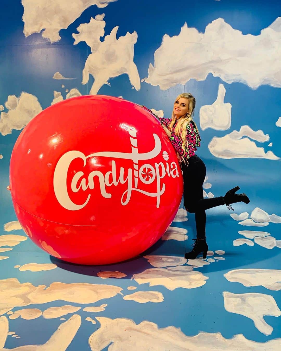 Mia Diazさんのインスタグラム写真 - (Mia DiazInstagram)「THANK YOU @thecandytopia for the best time ever!!! What a YUMMY place 🍭」1月12日 23時17分 - miadiaz