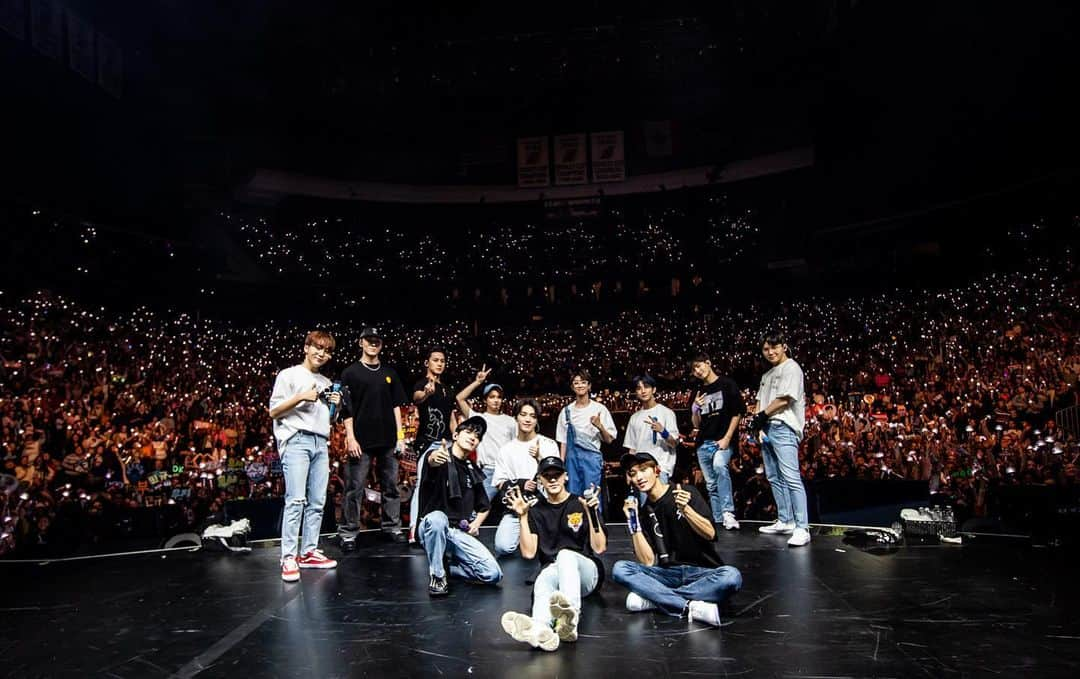 SEVENTEENさんのインスタグラム写真 - (SEVENTEENInstagram)「[17'S] SEVENTEEN WORLD TOUR [ODE TO YOU] IN NEWARK  A good time with CARATs💕  #ODETOYOUwithSVT #NowSVT」1月12日 23時13分 - saythename_17