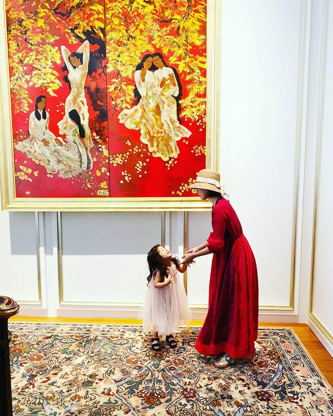 廣瀬規子のインスタグラム：「3歳になって、何だか急にお姉さんになった娘。 ・ 話せる言葉も増えてきて、 たまにドキッとする事を言ったりする。まるで、全てお見通し。みたいな言葉。 ・ でも、当たり前だけど、 まだまだ赤ちゃんで、結構意志の疎通が言葉で出来る様になってきたのに、なかなか我慢ができなかったり、色々やんちゃするので、 見た目はもう赤ちゃんじゃないのに、あれ？っと、親でありながら困惑することもしばしば、、。 （これ、3歳だから、当たり前と言ったら、本当に当たり前なんですけどね） ・ そして、こちら側がやりたい事。 やらなきゃいけない事が沢山あって、アップアップの時、娘の存在が、私を冷静にさせてくれる訳ですが、 その冷静になるきっかけは、 大抵、娘に対して🔥になってしまって、その自分の対応に反省してからの、冷静になるといった具合😢 ・ 小さい頃、もちろんお友達との時間も楽しかったけれど、私の世界には、両親とおばあちゃんしかいなかった。 特に母との時間が全ての様にさえ思ってた。 自分の経験からも、やっぱり母親は、子供にとって一番影響を与える存在なんだと思う。 ・ 人間だから、そして元々私が持っているキャパの狭さもあって、 残念ながら完璧なママにはなれないだろうけれど、、、なるべく良い影響を与えられるようにしたいし、 自分の都合や感情だけで娘に接していないだろうか？？ そんな事を思ったり、自問自答しながらの今日この頃なのです。 ・ 子育てを通して学ぶ事、沢山です。 ・ ・ #最近思うこと #書き残しておこう #3歳 #女の子 #子育て #自問自答 #のりこの自問自答 #自問自答好き #いや好きな訳じゃない #性格なんだと思います #さぁ明日もまたお弁当 #おやすみなさい」