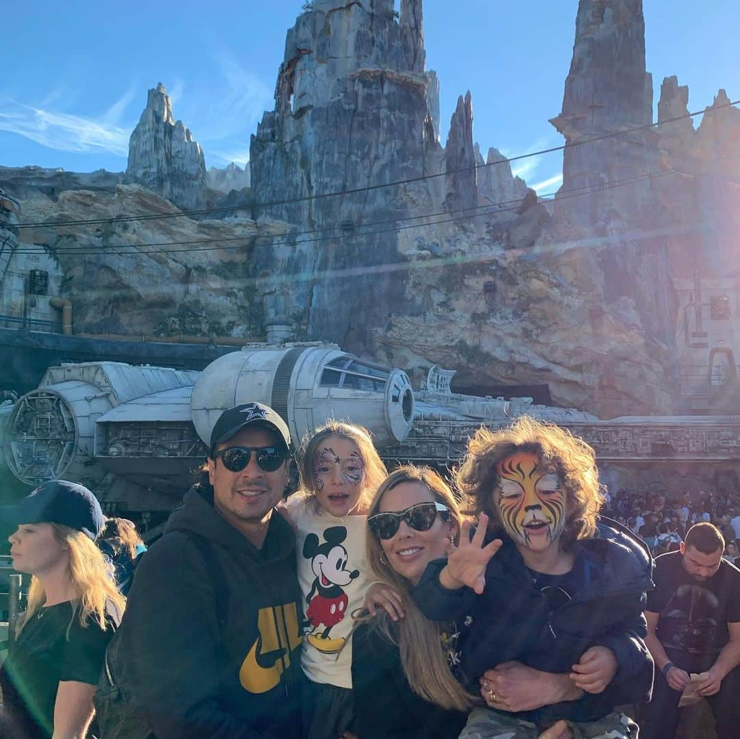 ギジェルモ・オチョアさんのインスタグラム写真 - (ギジェルモ・オチョアInstagram)「Muchas gracias por todas las atenciones @waltdisneyworld disfrutamos mucho de días mágicos!!! 👌🏻🏰🎢 😎 #JuntosEnDisney #GalaxysEdges」1月12日 23時18分 - yosoy8a