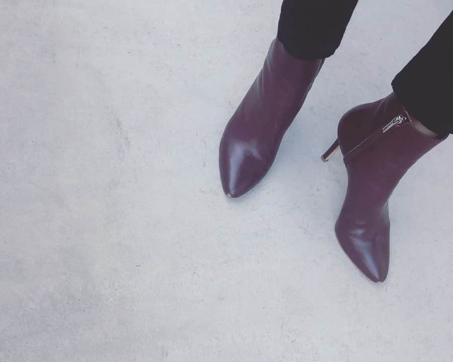 東原妙子さんのインスタグラム写真 - (東原妙子Instagram)「撮影初めの日の足元 履くと毎回褒められるLAURENCEのブーツで。 久しくピンヒールを履いていなかったので迷っていたけれど、この靴を作った友人に「びっくりするくらい歩きやすいから」と言われ、半信半疑で履いてみたら本当にびっくりしました😮なぜ疲れないんだろう😮 #laurence#aton#norcbytheline#jilsander#ロランス #デニムのボタン#史上最短で開いた日#家を出てから現場で朝ごはんを食べるまでの1時間#ほぼ使わないなら#もうちぎって捨ててもいいんじゃないかな#開いていても意外とみんな気づかないし#健康被害が出るよりいいよね#まあつまるところ#正月太り」1月12日 23時32分 - taekohigashihara