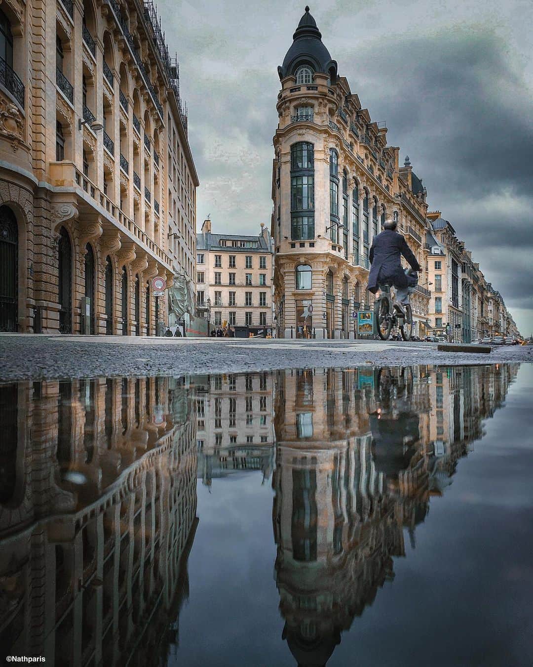 nathparisのインスタグラム：「Reflecting #paris  Have a nice Sunday!」