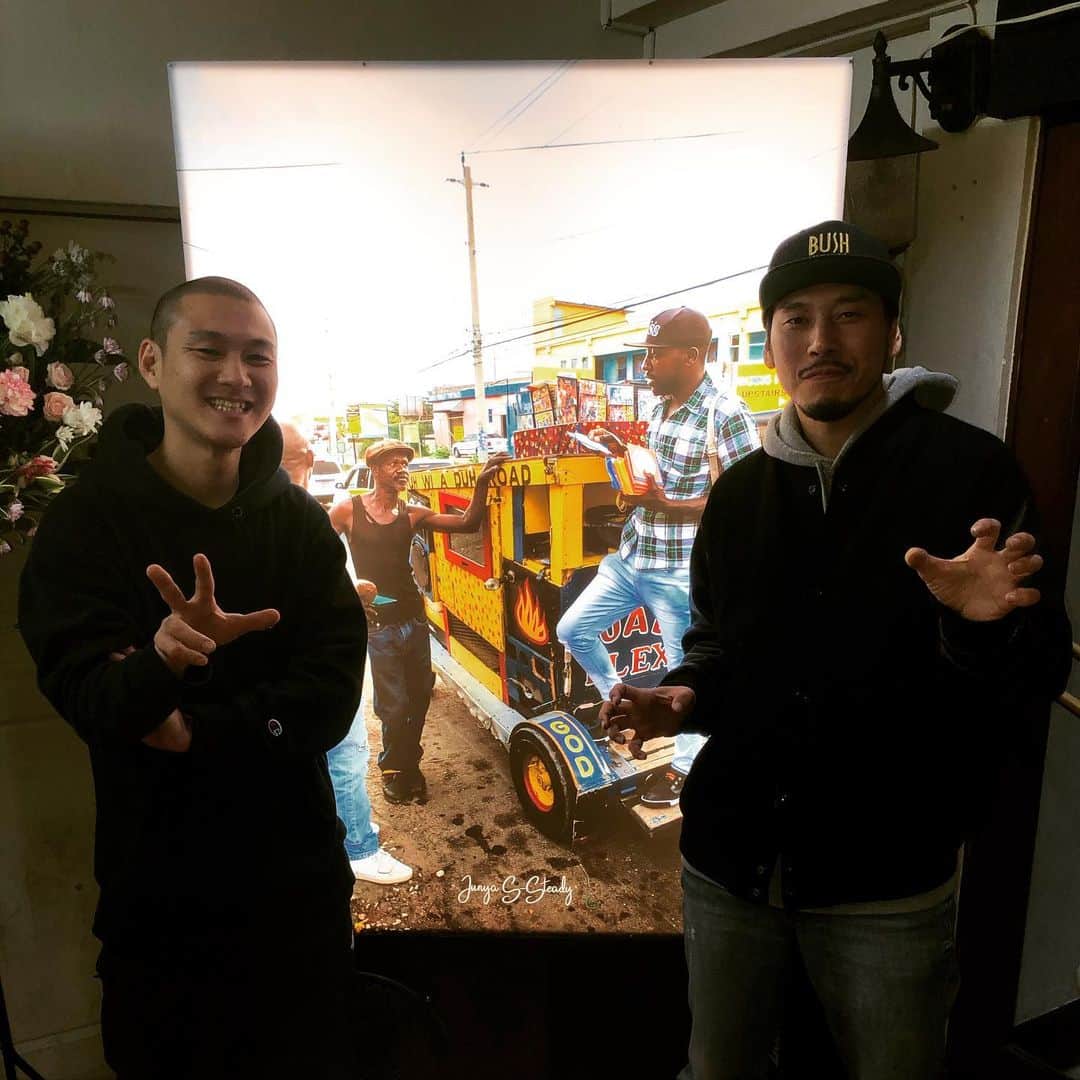 RYO the SKYWALKERのインスタグラム：「JUNYA @junya_thirdeye の11th Anniv. Exhibition行ってきました！㊗️ ジャマイカを感じれる写真が山盛り🏝流石やな👍  アメリカ村Kingston’s Loungeにて明日まで！刺激もらえるからみんな行ってみてや！」