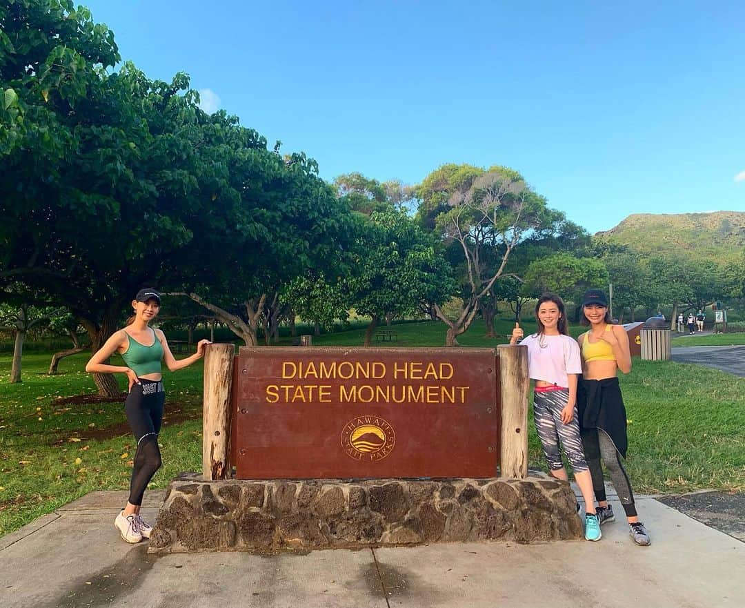 陽菜えみるさんのインスタグラム写真 - (陽菜えみるInstagram)「. . diamond head⛰✨✨ . . いつかいつかとやっと... 登ってきました☺️🙏 気持ちよかったなぁ〜👟‼️‼️ . 登ったあと頂上でゆっくりし過ぎて 帰りのバスに置いていかれそうになり 登った時間の半分足らずで 走り降りたのはなかなかだったなぁ🤣🚌 ３人の体育会根性を 発揮した瞬間でした👌✨✨ (あと2分でバス出発というのに しっかり📸まで撮れた頑張りの証(笑)) . . #自然の力 #山 #登山 #ハイキング #パワースポット #パワーチャージ #登山女子 #登山好きな人と繋がりたい #山ガール #トレーニングウェア #トレーニング女子 #自然が好き #自然好きな人と繋がりたい #朝日 #ご来光 #御来光 登山 #サンライズ #ダイアモンドヘッド  #ハワイライフ #ハワイ好き #ハワイ好きな人と繋がりたい #ハワイ #ハワイ旅行 #海外旅行 #旅行大好き #旅行好きな人と繋がりたい #hawaii #hawaiistagram #hawaiilife #diamondhead」1月13日 0時00分 - emiru_haruna