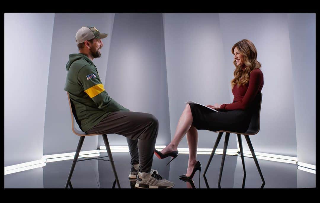 エリン・アンドリューズのインスタグラム：「“It’s been awhile” Playoffs are back in Green Bay. Pregame sitdown with @aaronrodgers12 on @nflonfox @jsantos1111 @route30films @jilliangregory @vtrilling @packers @nflonfox #nfl #SEAvGB #packers」